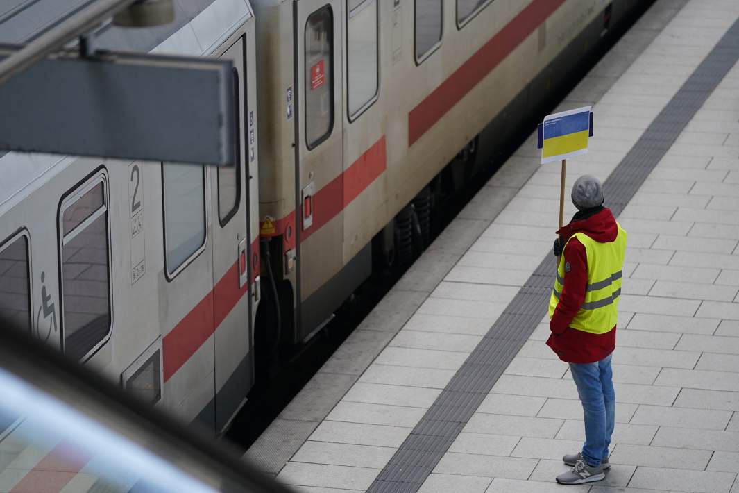 Мужчина встречает поезд 