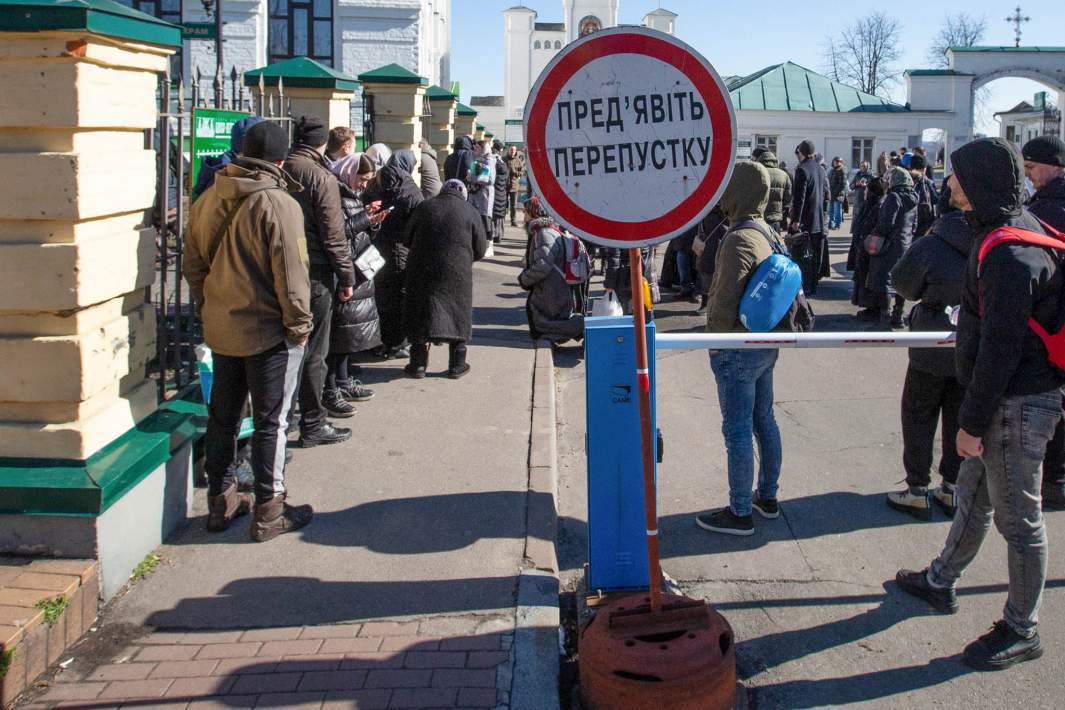 Люди у входа в храм 