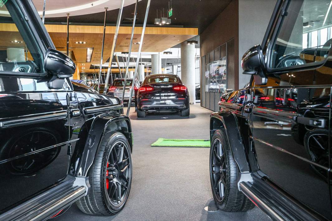 Машины в салоне 