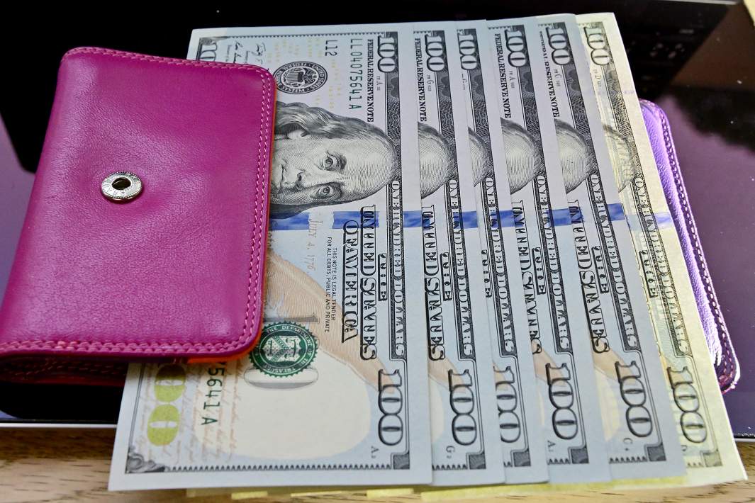 Доллары в кошельке 