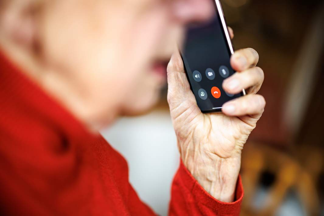 Женщина разговаривает по телефону 