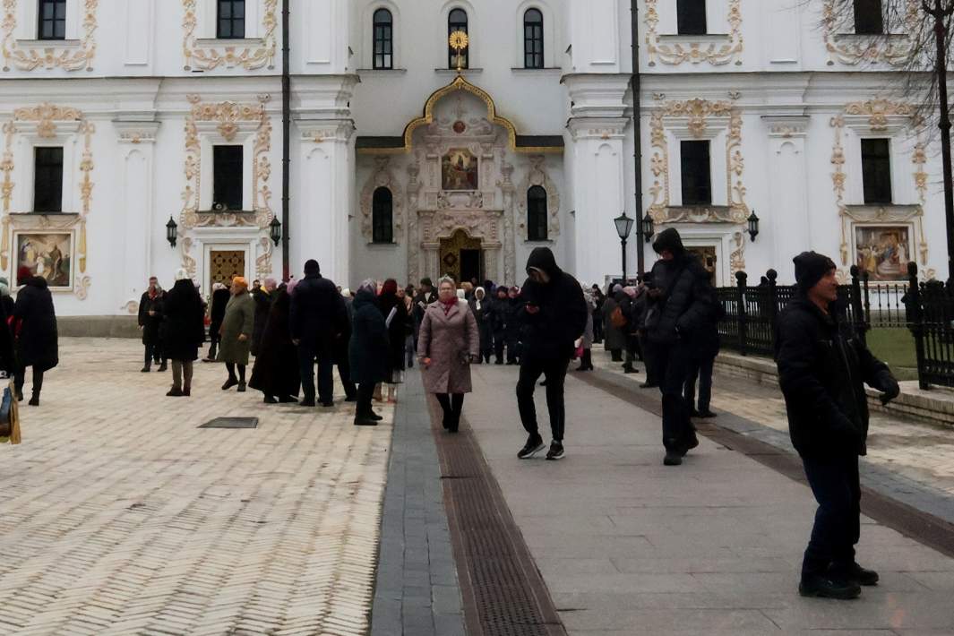 Люди у входа в храм на Украине 