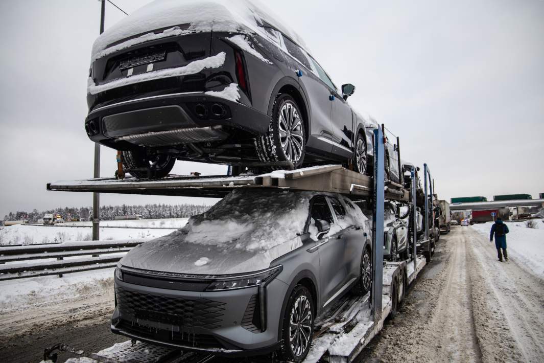 Автовоз с машинами из Китая 