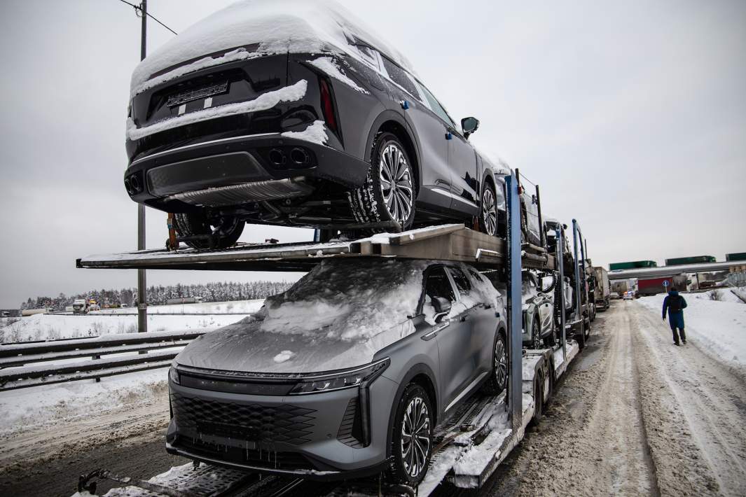 Автовоз с новыми автомобилями 