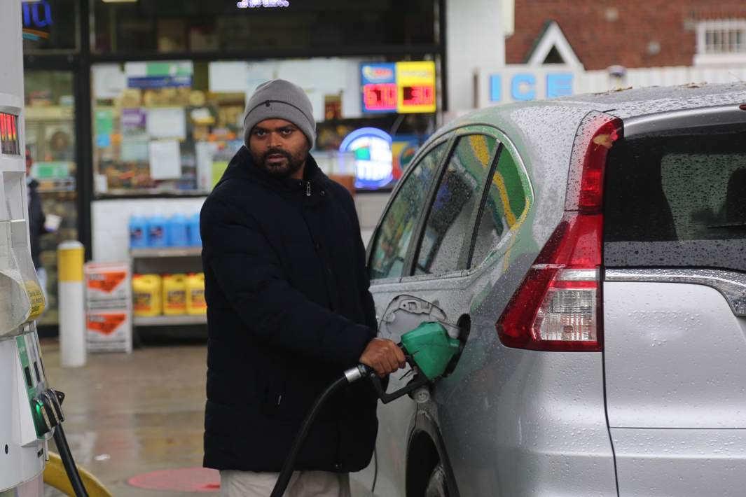 Мужчина заправляет авто в США 