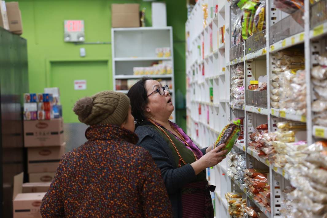 Женщины покупают продукты в США 