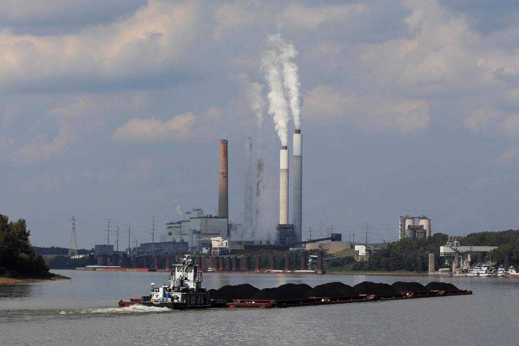 Баржа с углем на фоне электростанции 