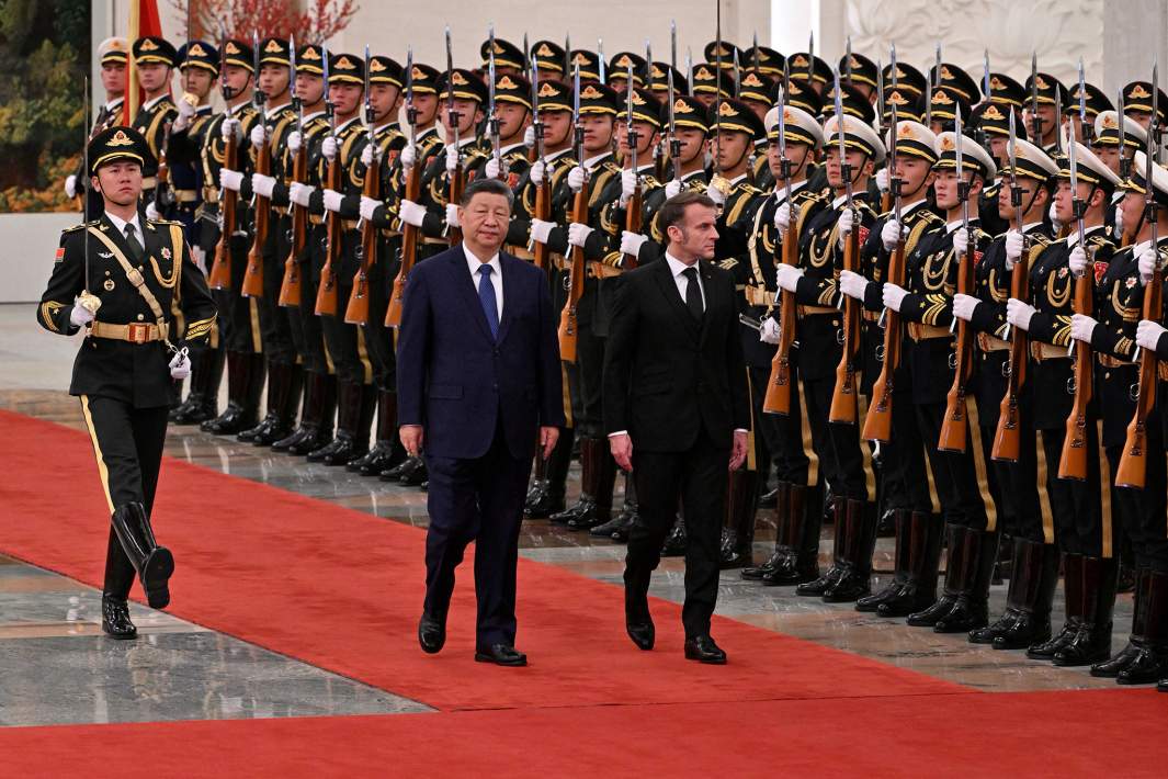 Председатель КНР Си Цзиньпин и президент Франции Эмманюэль Макрон во время церемонии встречи
