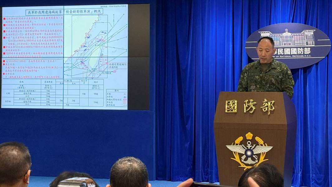 Заместитель начальника Генерального штаба по разведке Министерства обороны Тайваня Се Цзи-шэн выступает на пресс-конференции, посвященной военным учениям Китая вокруг Тайваня, в Тайбэе