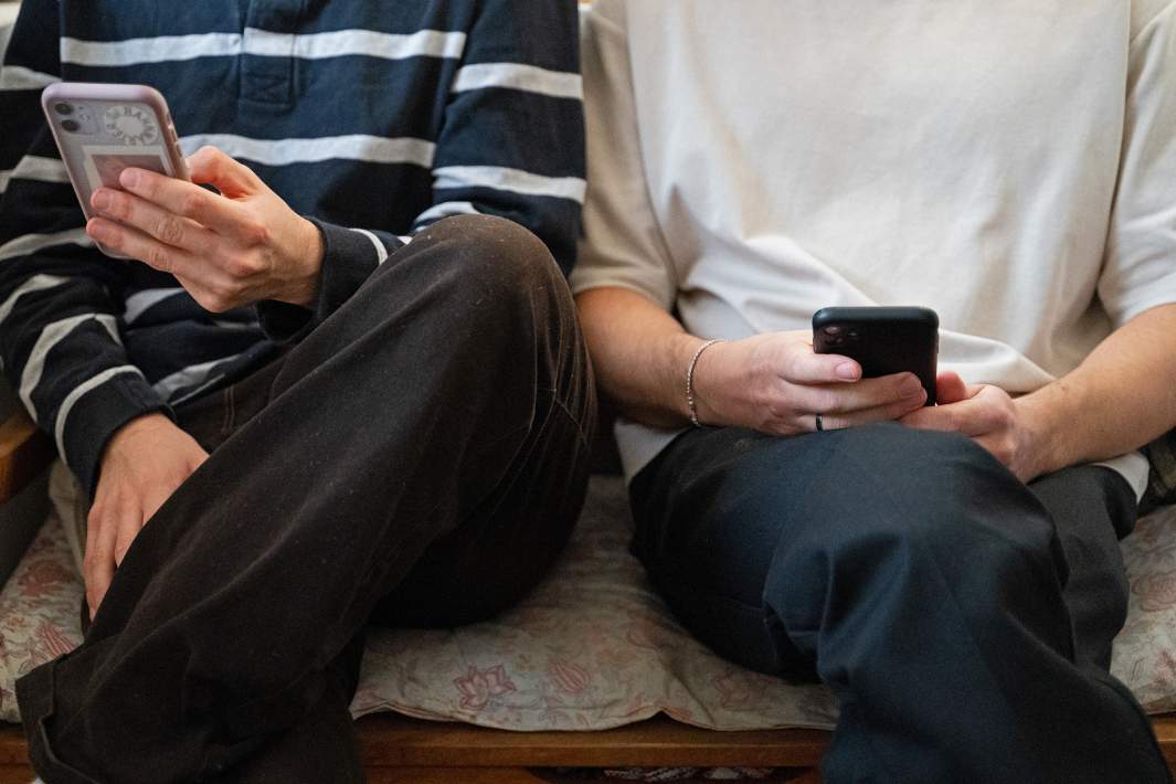 телефоны в руках