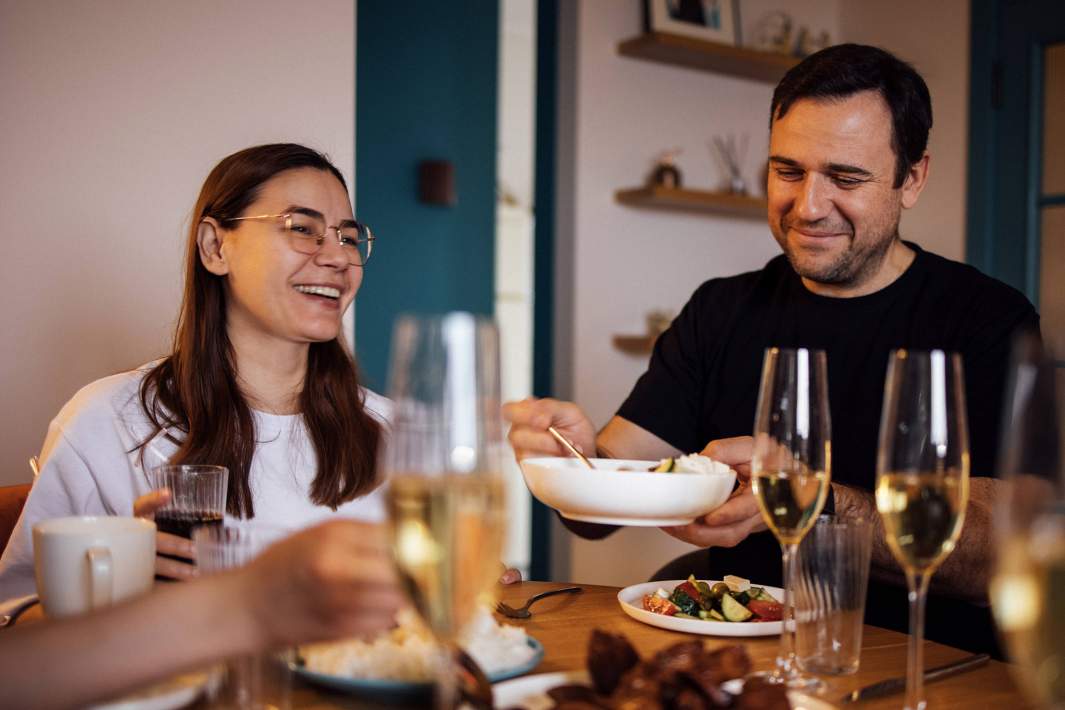 Люди за праздничным столом 