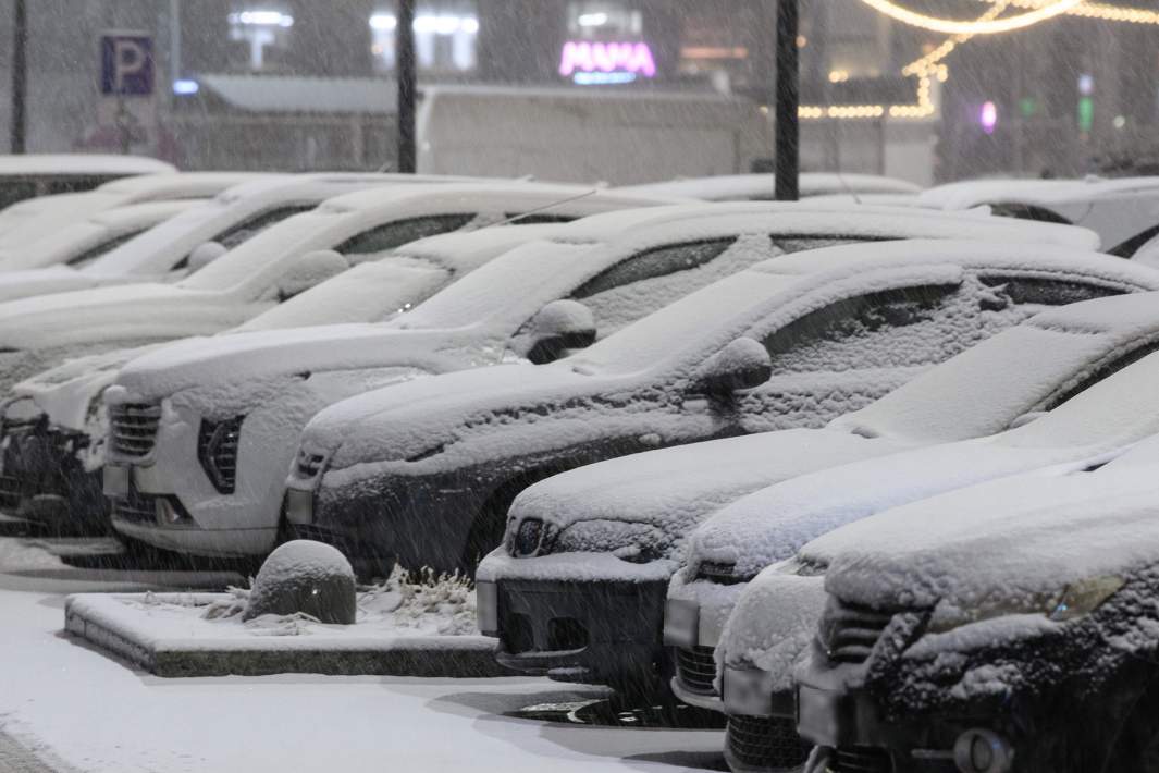 Машины на парковке в снегопад 