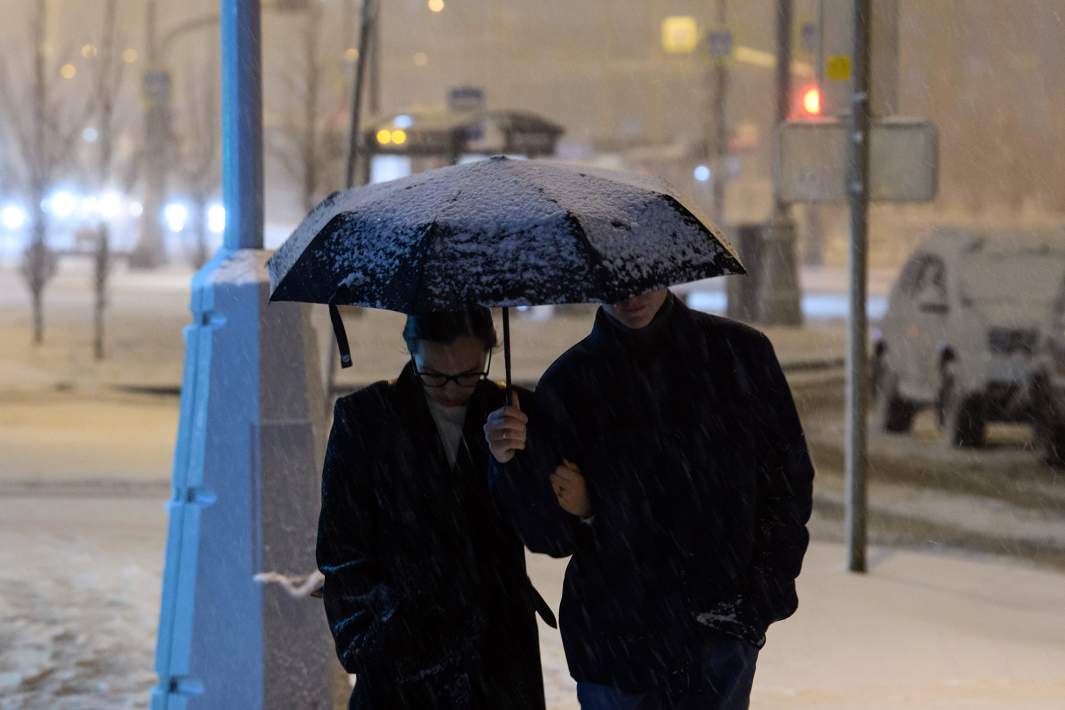 пара под зонтом