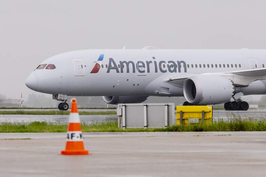 Самолет на стоянке аэропорта