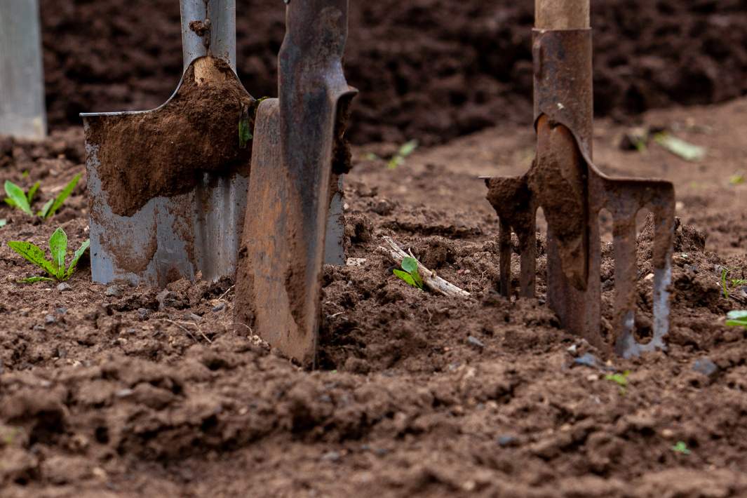 Лопата в земле 