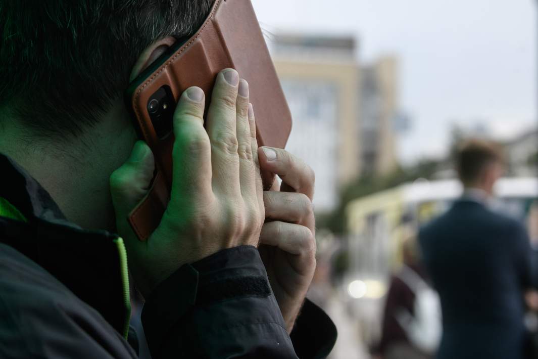 Мужчина разговаривает по телефону 