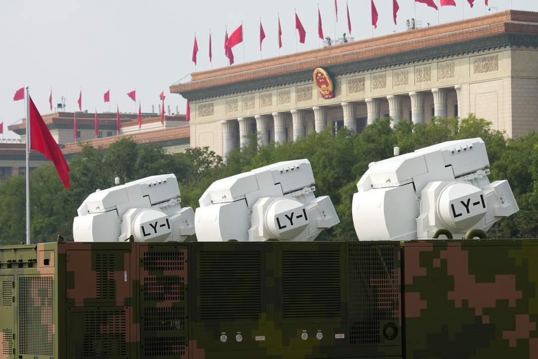 Китайская самоходная лазерная установка LY-1