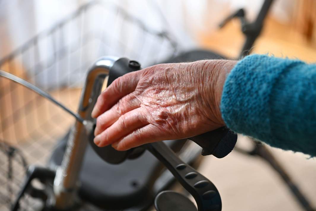 Рука пожилой женщины 