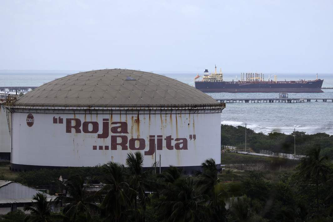 Нефтехранилище и нефтяной танкер в одном из портов Венесуэлы