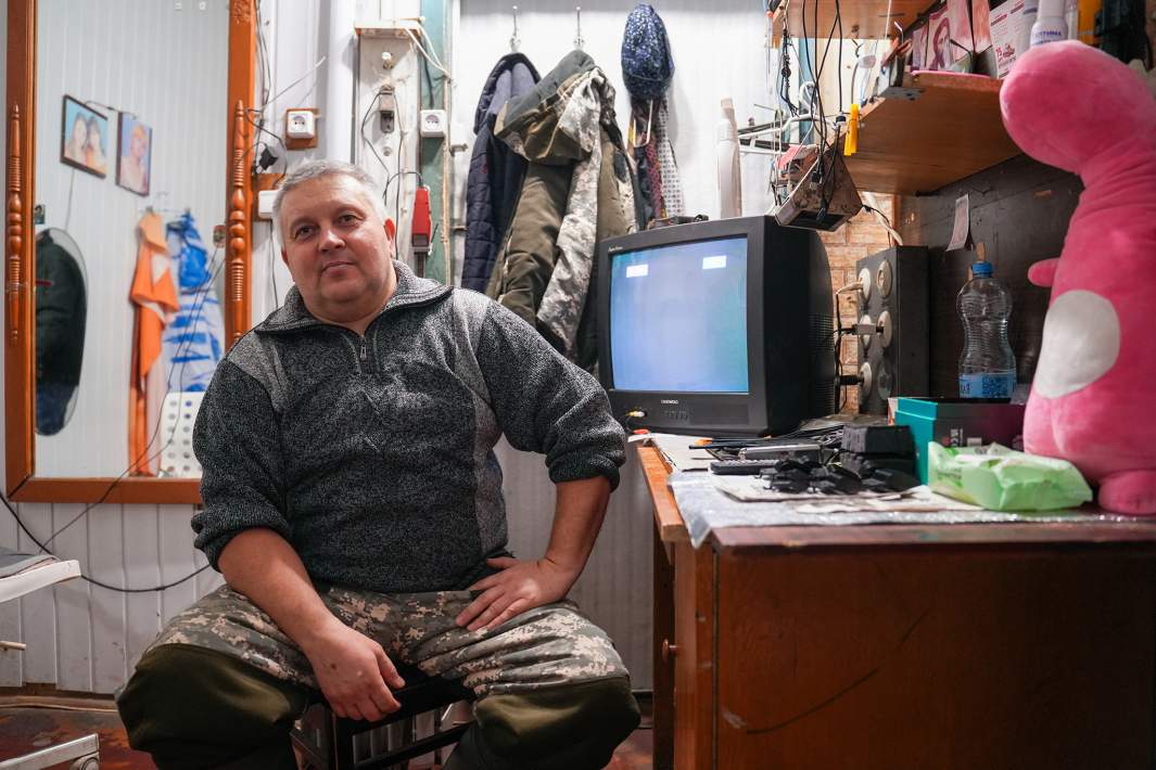 Парикмахер Виталий Овсянников ждет на праздник своего сына