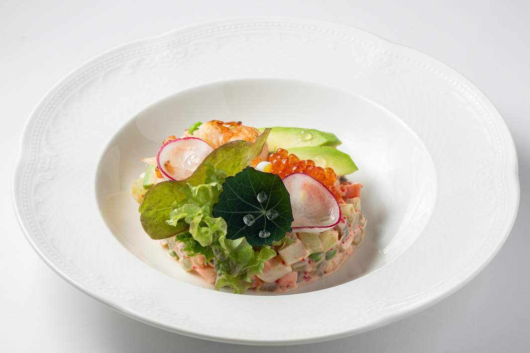 Салат «Не оливье» с креветками, авокадо и свежим зеленым горошком