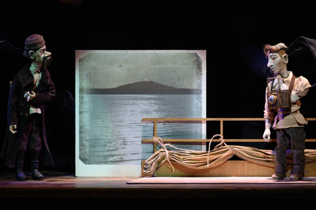 Сцена из спектакля «История одной фотографии» в Театре Наций