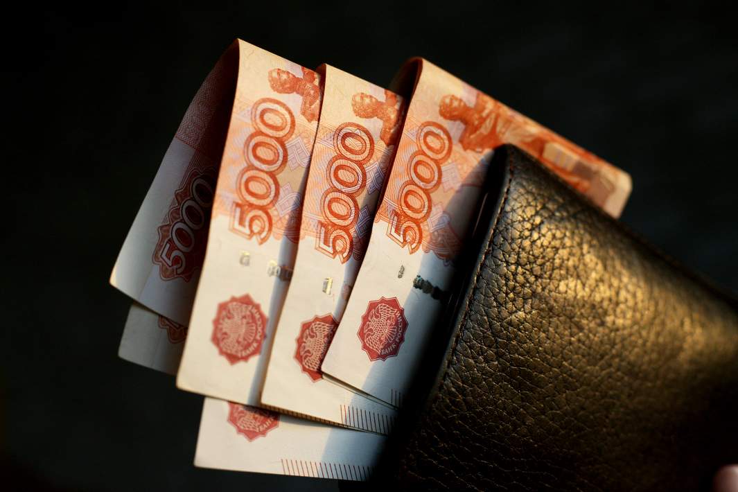 Рублевые купюры в кошельке 