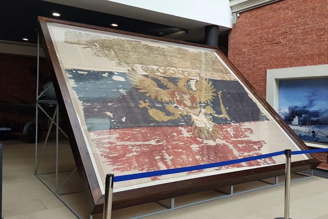 «Флаг царя Московского 1693 года» в экспозиции Центрального военно-морского музея имени императора Петра Великого