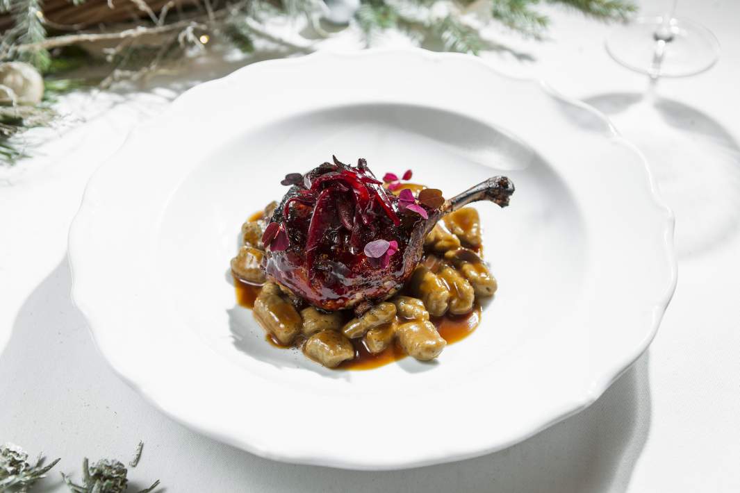 Утиная ножка с ньокками и сливой