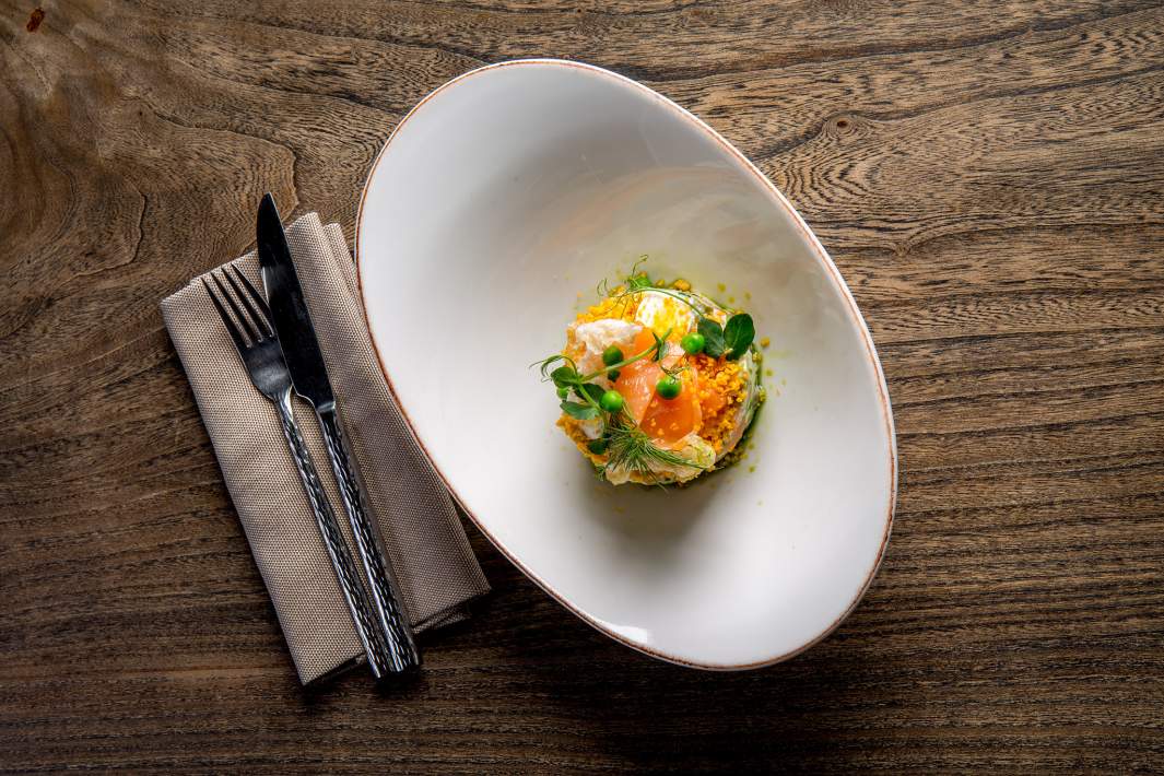 Оливье из печеных овощей и лосося с соусом Цезарь