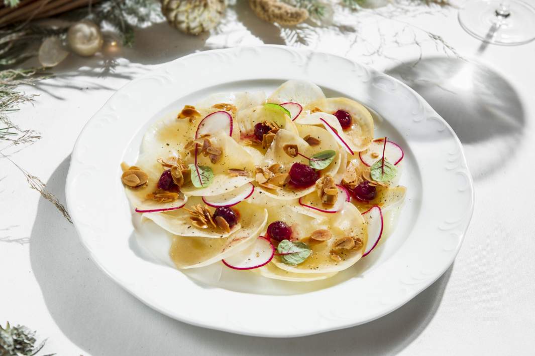 Карпаччо из репы с домашним яблоком под медом из алоэ