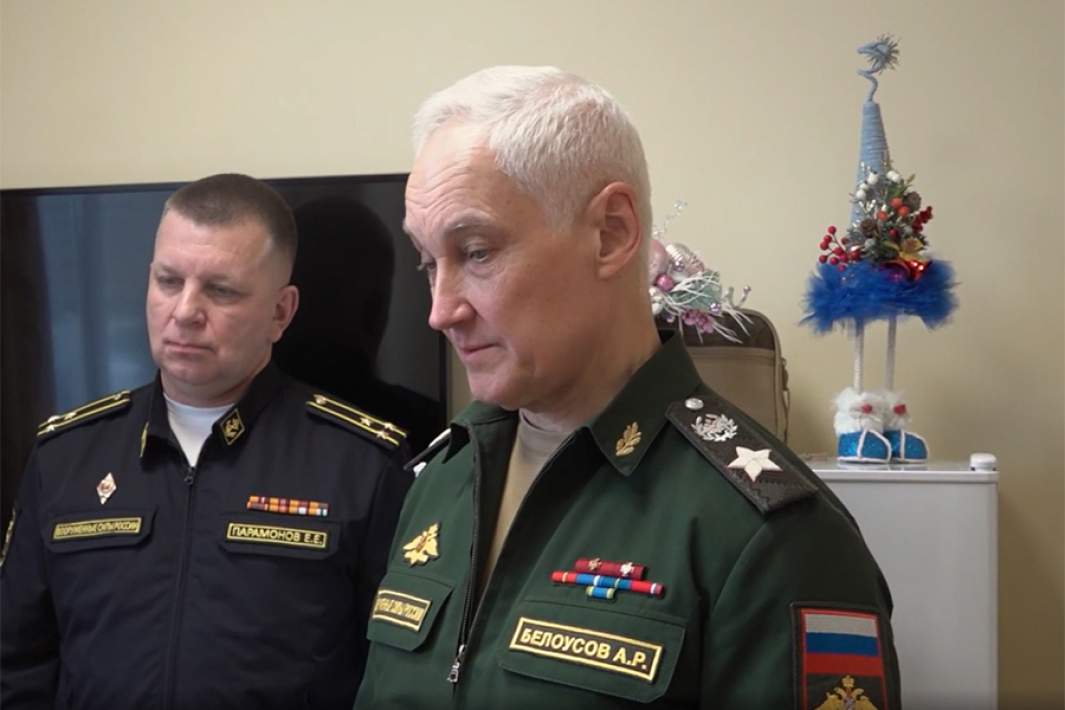 Министр обороны РФ Андрей Белоусов во время вручения Филину медали «Золотая Звезда»