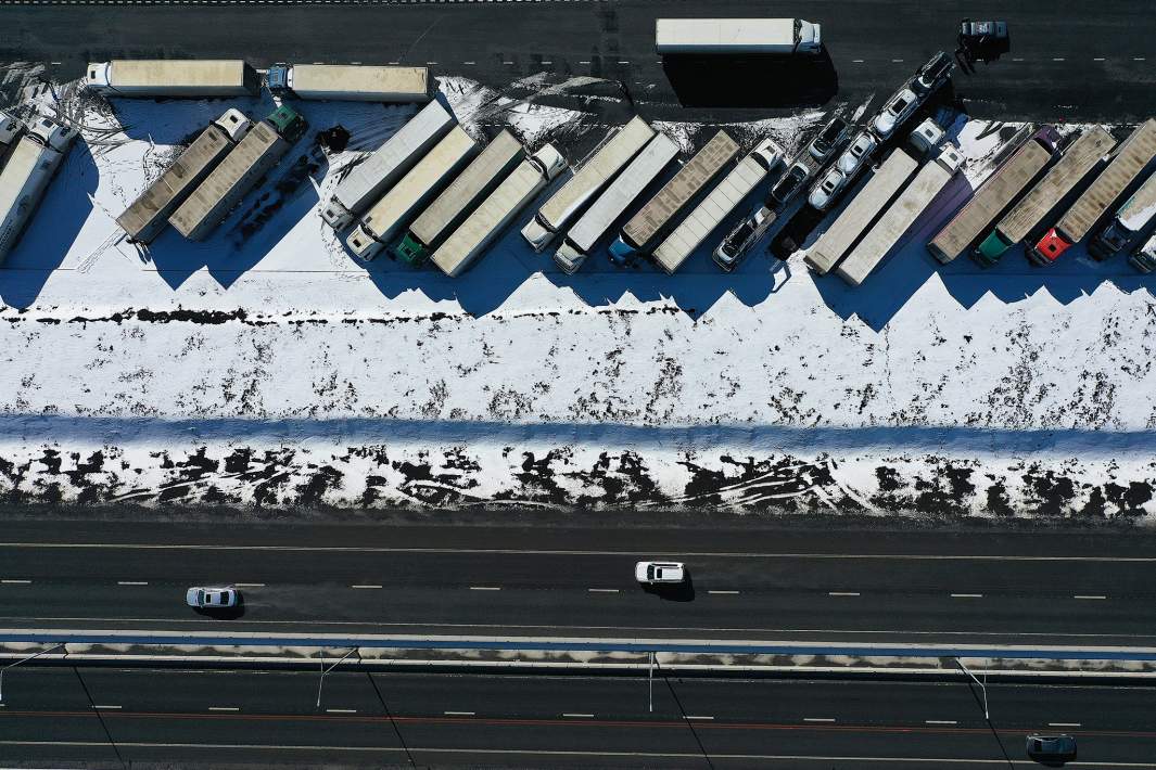 Фуры на дороге 