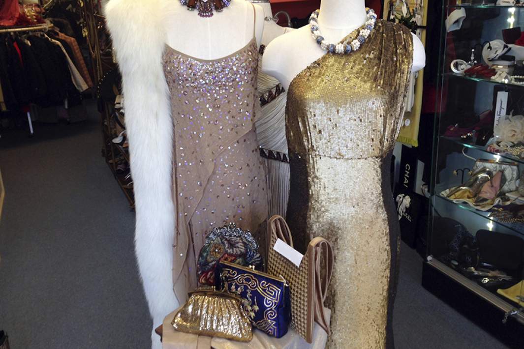 Платья и сумки в комиссионном магазине 