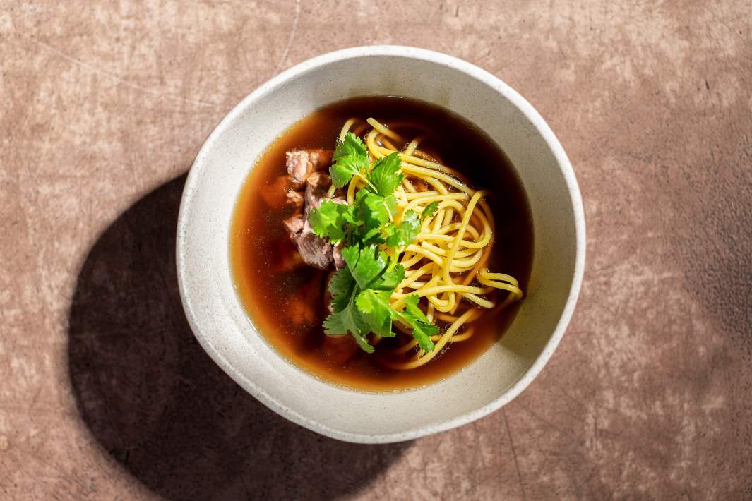 Похмельный суп с бычьими хвостами и домашней лапшой