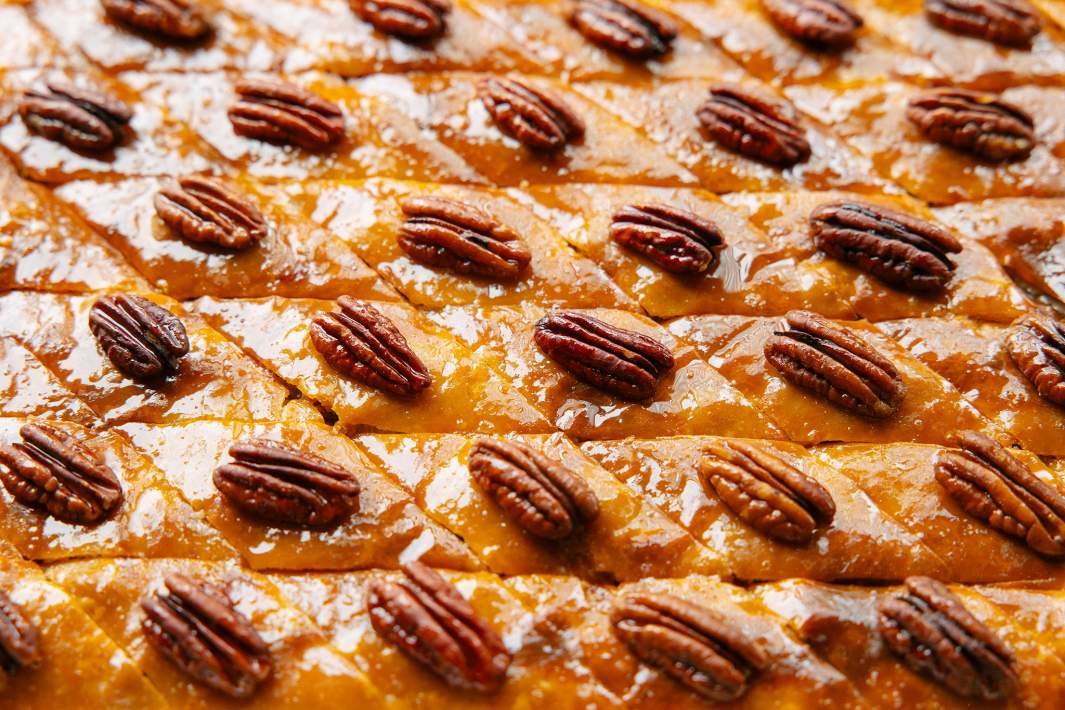 Бакинская пахлава  с грецким орехом в форме ромба