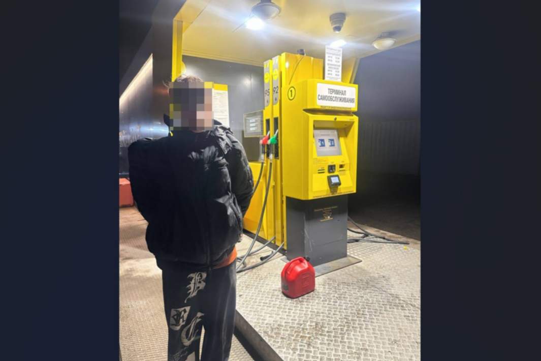 Владимир Ш. при задержании с канистрой бензина на АЗС самообслуживания