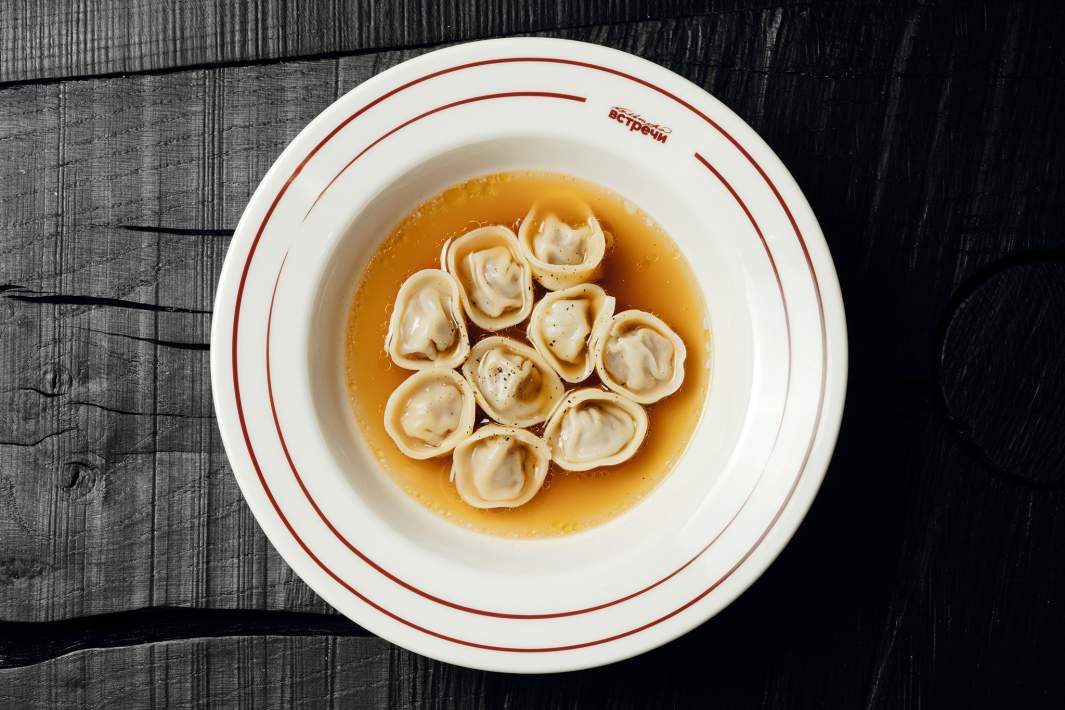 Пельмени со свининой и говядиной в крепком бульоне 