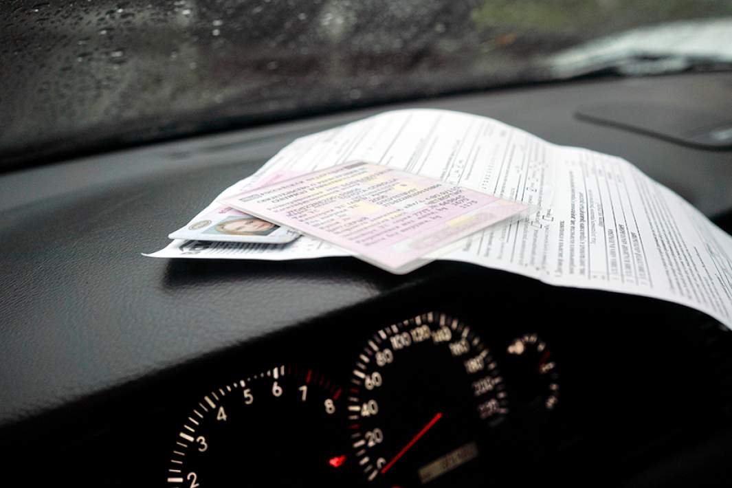 Водительские документы в салоне автомобиля