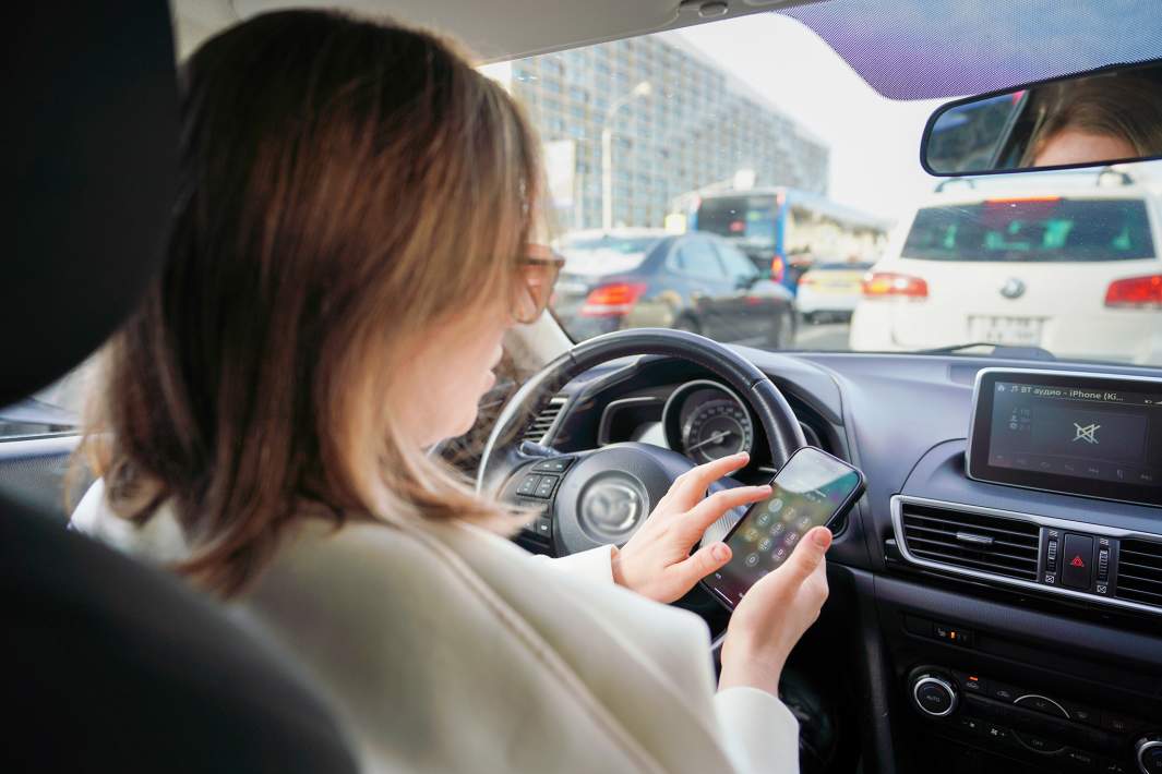 телефон в руках