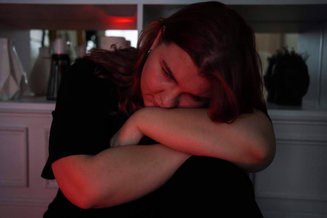 девушка в печали