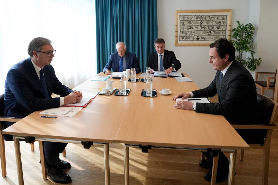 Слева направо: президент Сербии Александр Вучич, глава внешнеполитического ведомства ЕС Жозеп Боррель, специальный представитель ЕС Мирослав Лайчак и премьер-министр самопровозглашенной Республики Косово Альбин Курти встречаются в Брюсселе, 14 сентября 2023 года