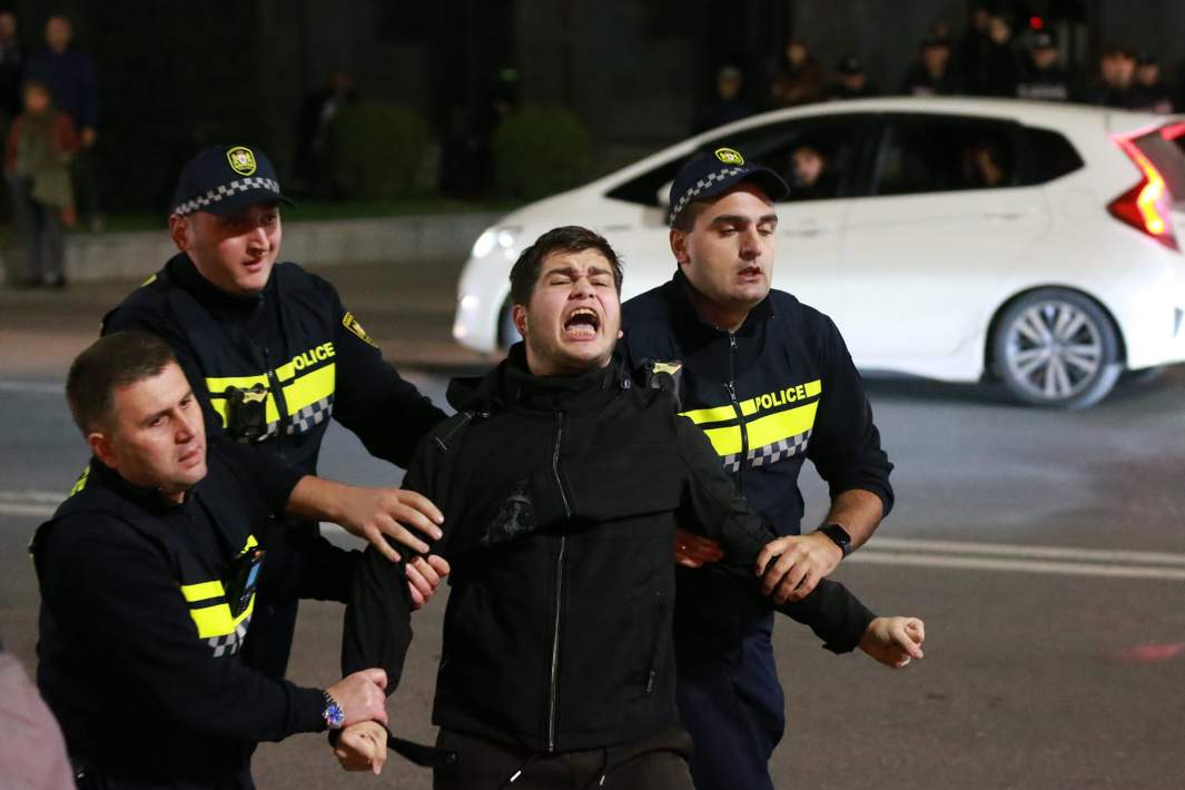 Задержание протестующего в Грузии 