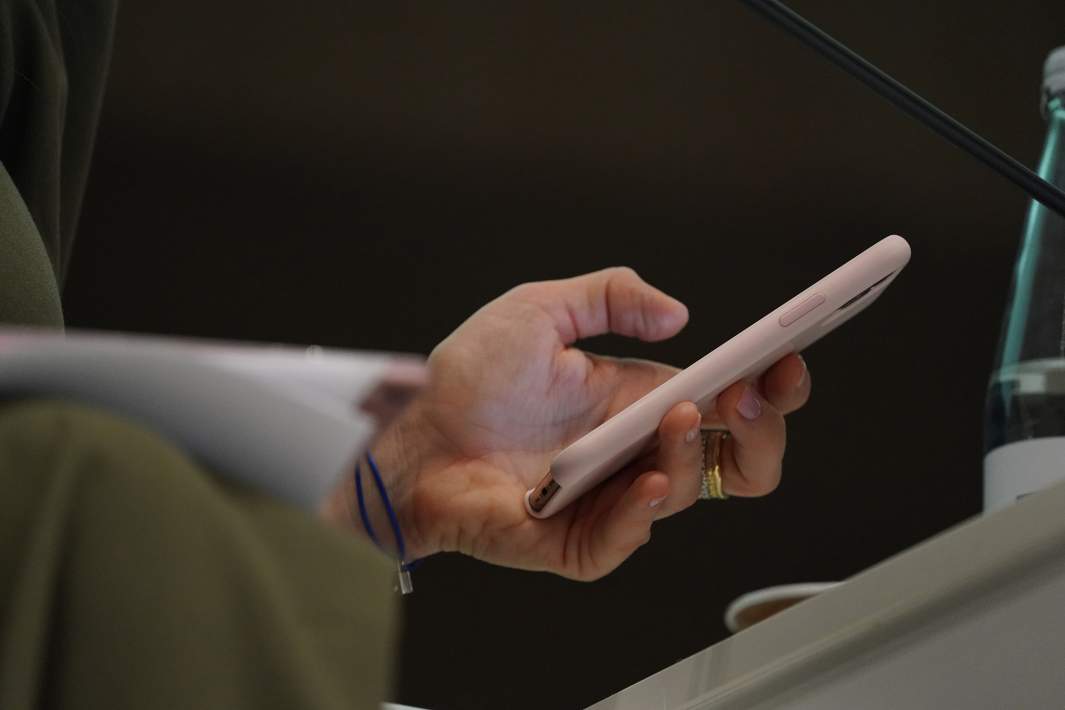 Телефон в руке 