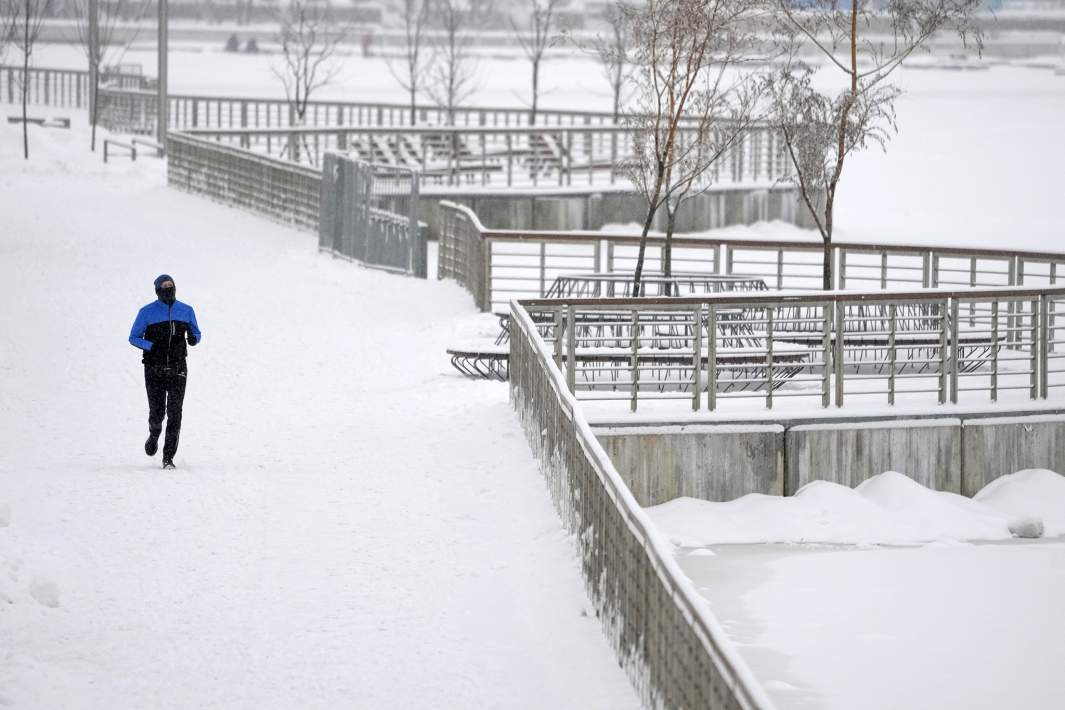 Мужчина на пробежке зимой