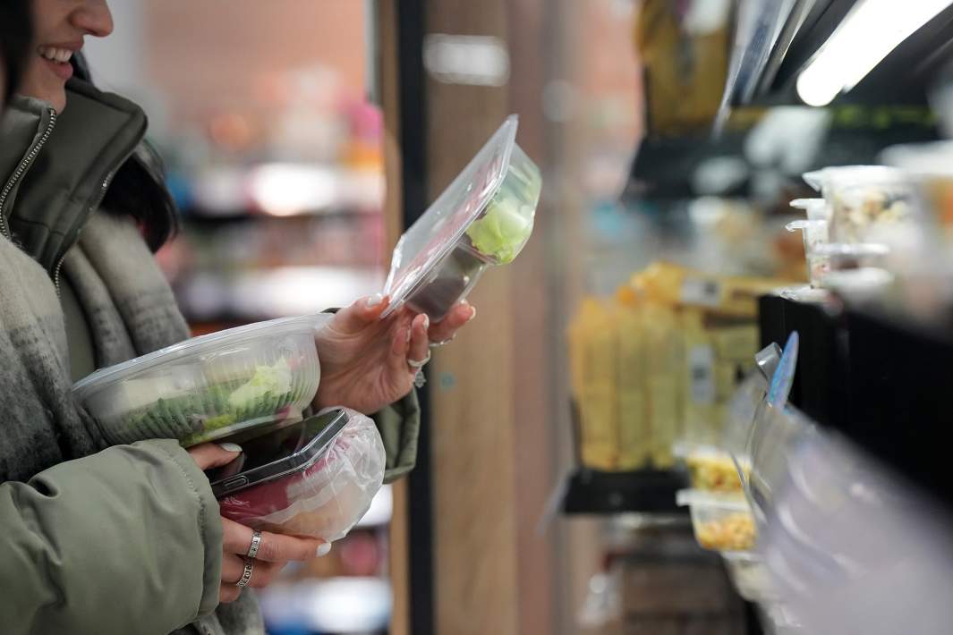 Покупатель в отделе готовой еды 