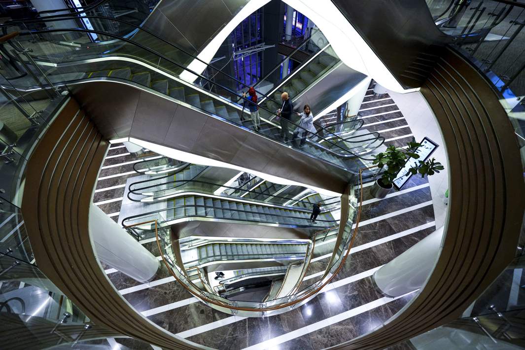 эскалатор в торговом центре 