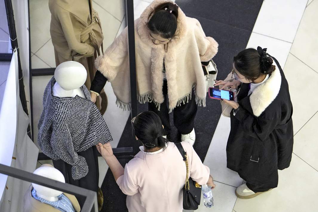 Девушки выбирают одежду 