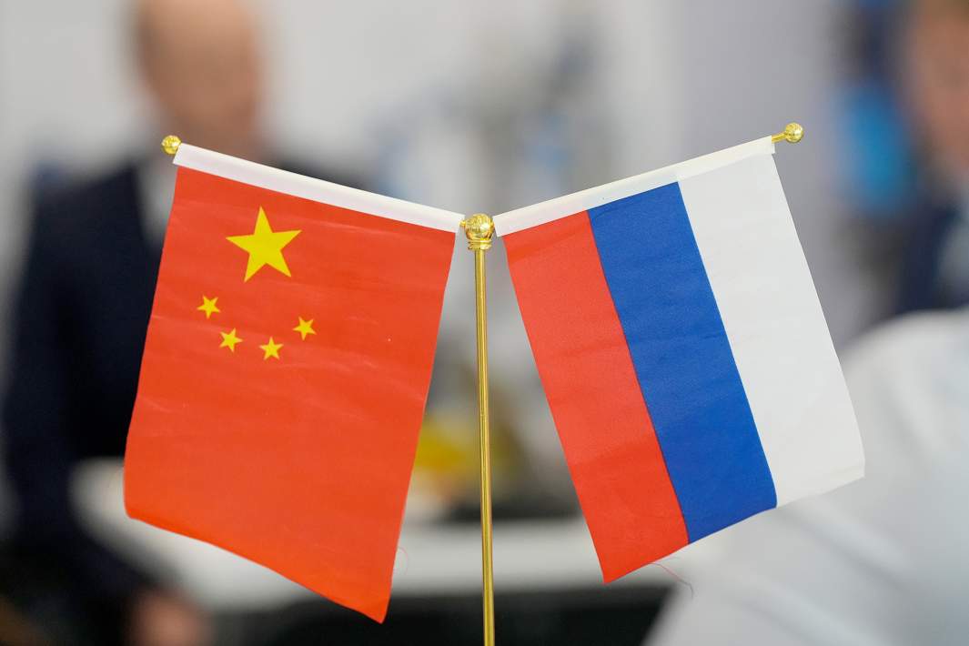 флаги Китая и России