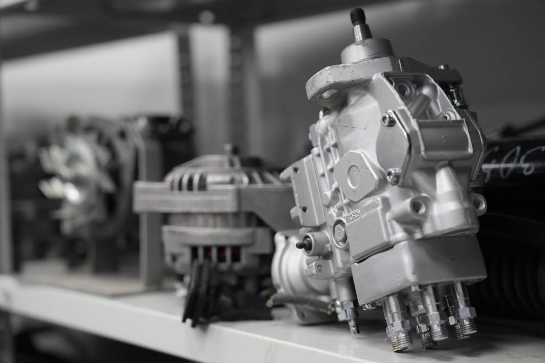 Автозапчасти на полке 